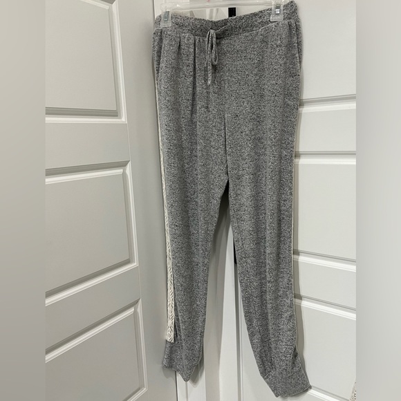 Light Sweater top and jogger pants - Picture 2 of 7